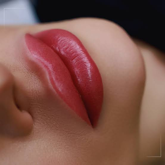 Primer plano de labios con color rosado intenso
